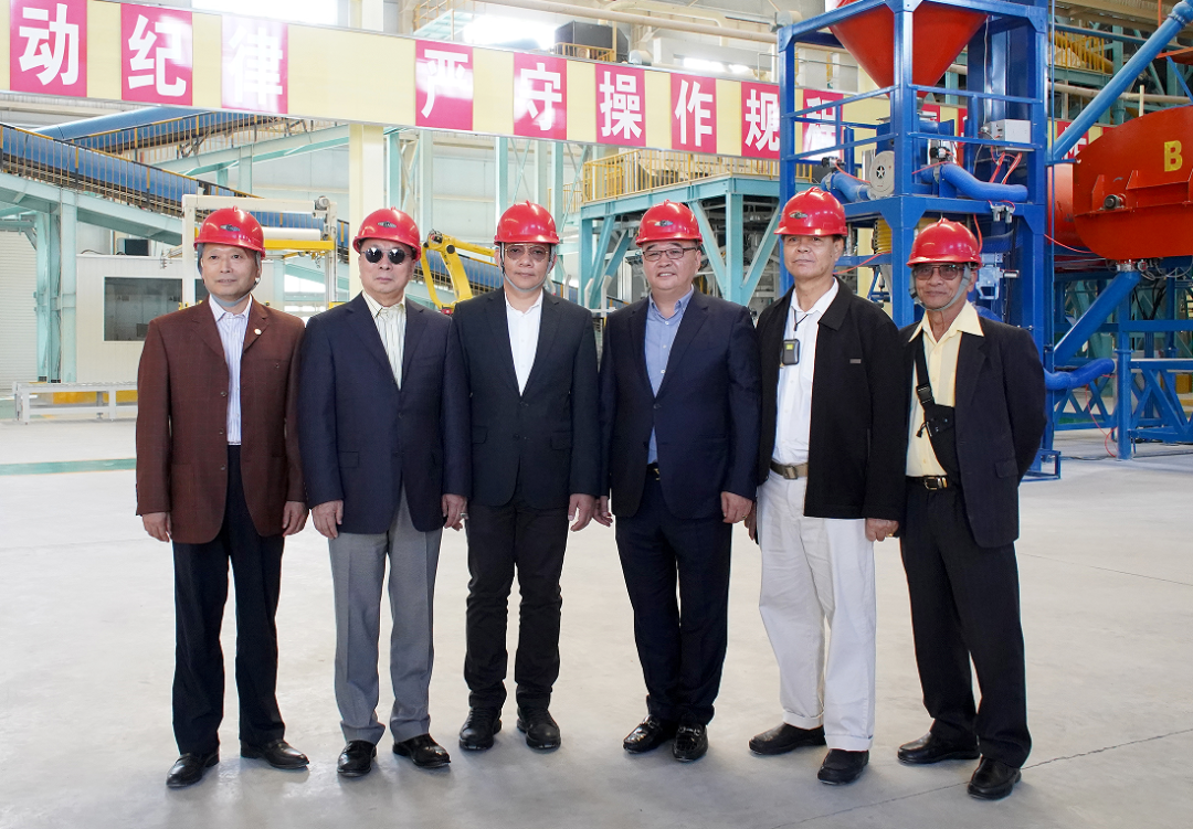 公司董事长刘严蓬与SCG考察团在沸石生产车间合影
